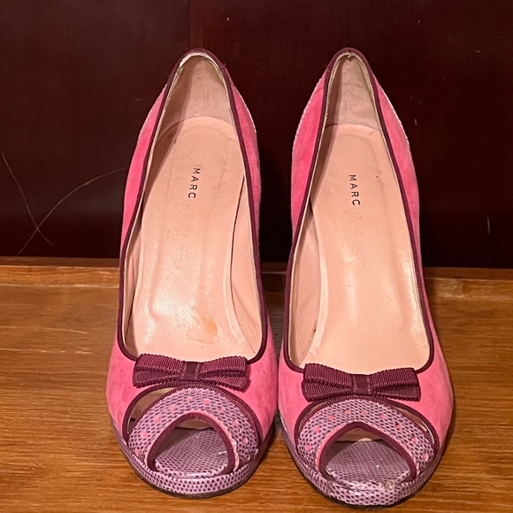 Marc Jacobs Barbie Pink Suede & Purple Lizard Skin Peep Toe Pumps w/ Bows Size 9 - Picture 2 of 10